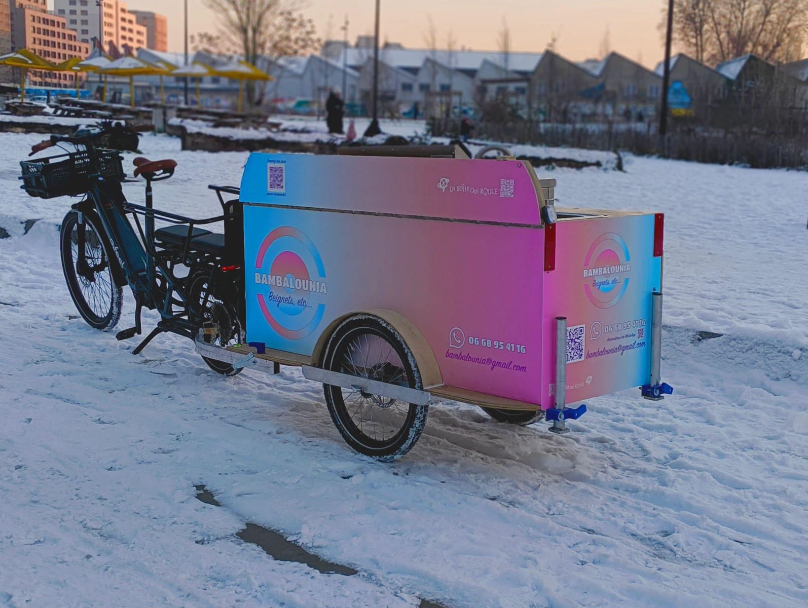 vélo cargo stand marché nourriture.webp
